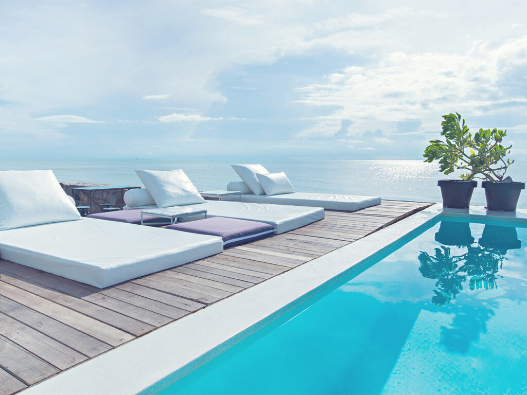 The,Edge,Luxury,Swimming,Pool,With,White,Fashion,Deckchairs,On
