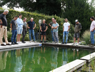 De-deelnemers-bezoeken-een-natuurzwembad-in-Heerde.